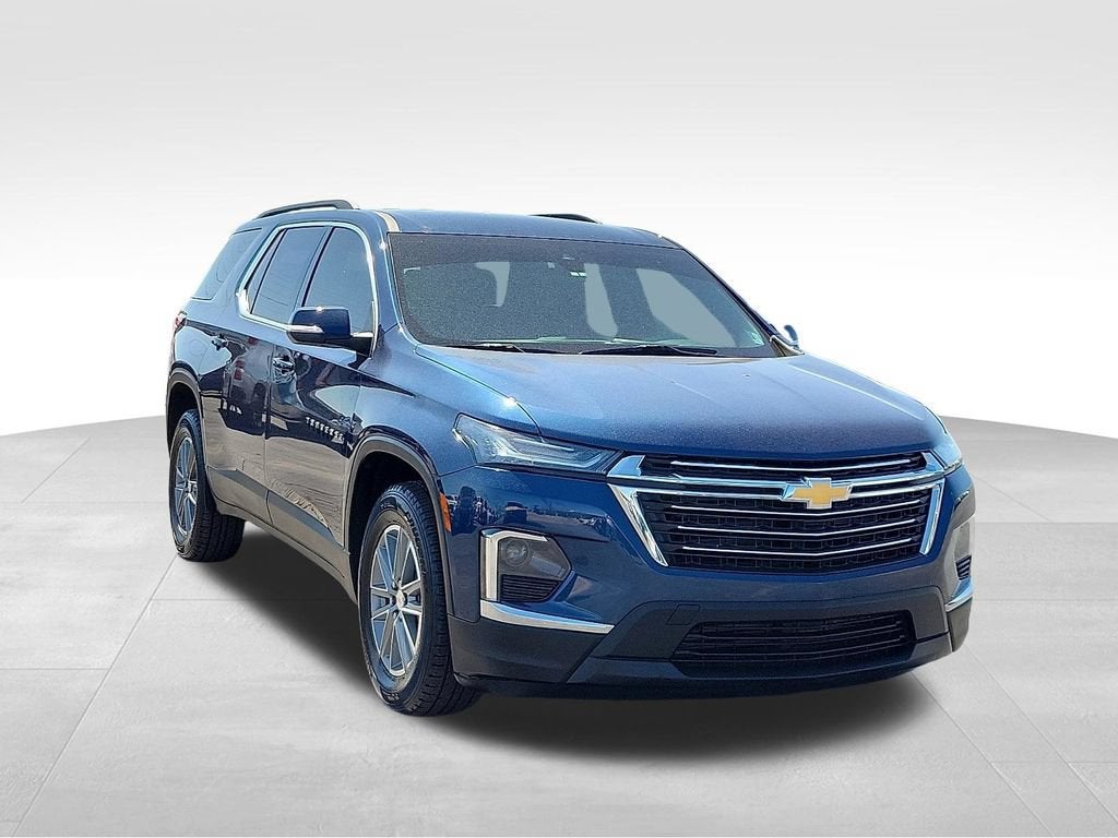 2022 Chevrolet Traverse LT Cloth in Northsky Blue Metallic — front three-quarter view